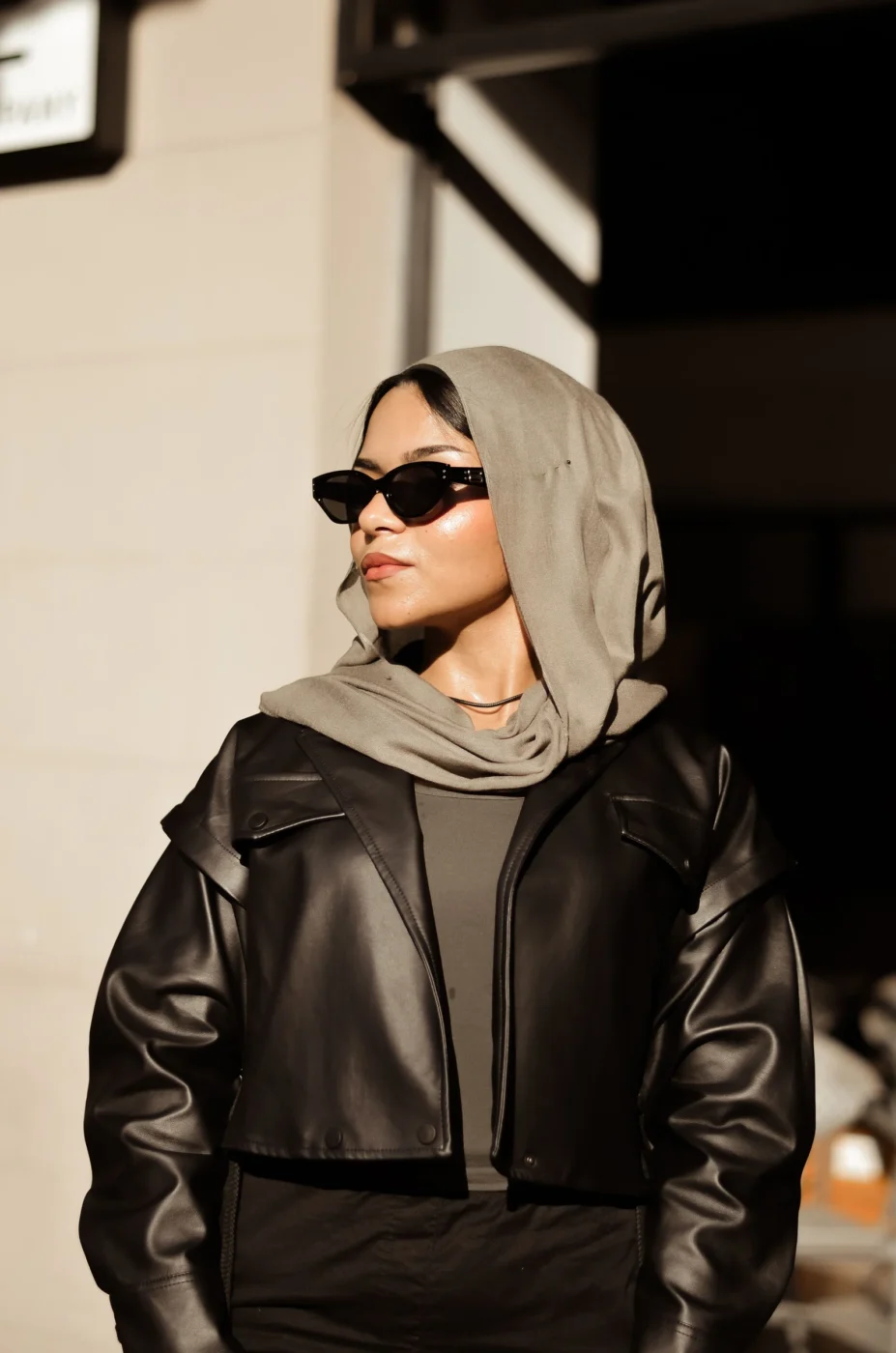 نظارة شمسية سوداء مع وشاح محايد